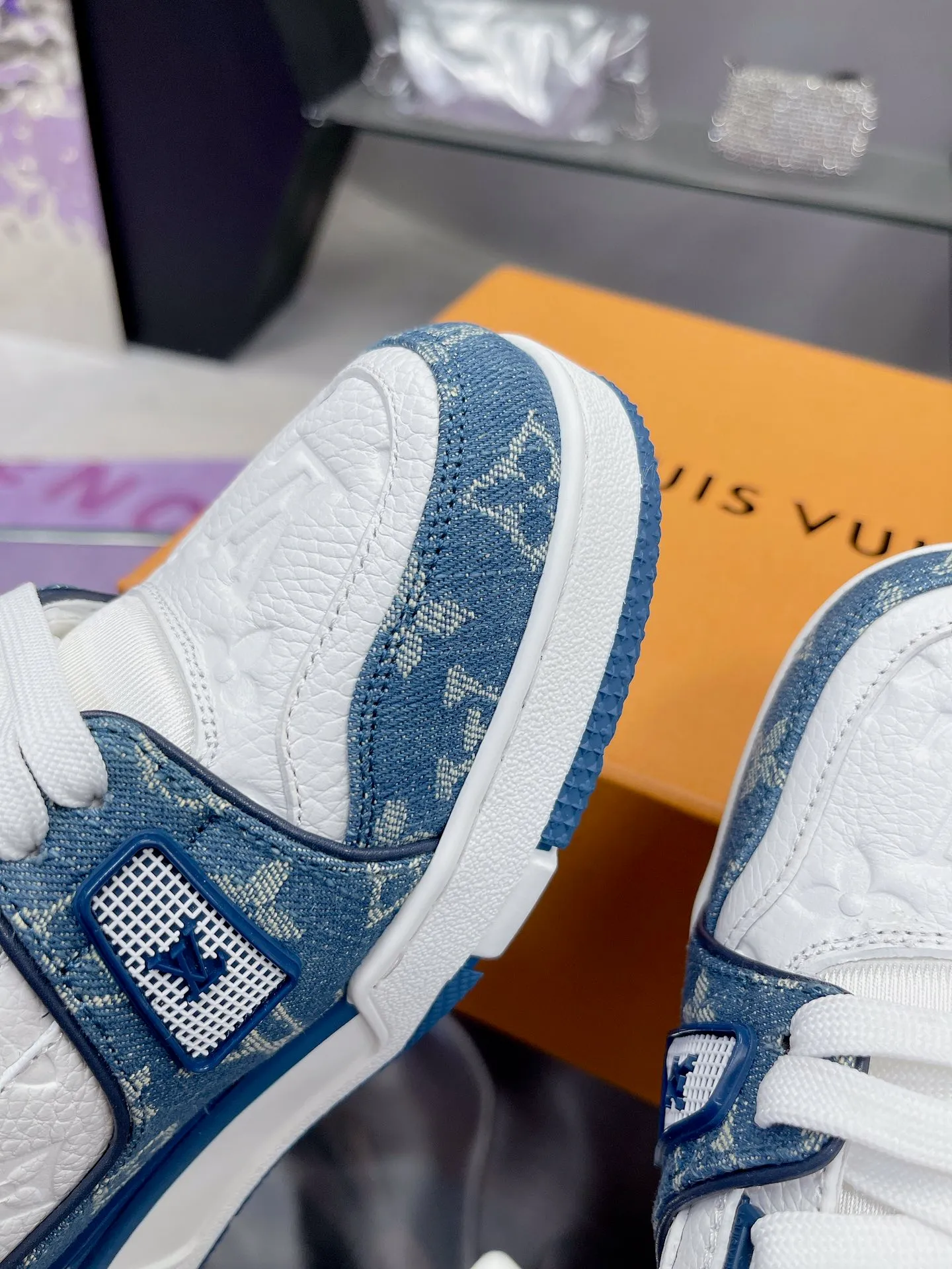👟👟Ex-factory price 840👟👟 Original development, quality shipping, welcome to compare ❥❥❥❥❥❥LV Trainer Maxi sneakers series LV Trainer Maxi sneakers introduce the loose silhouette of the ready-to-wear series into the LV Trainer sneaker design written by Virgil Abloh, making an eye-catching appearance at the 2024 spring and summer men's wear show. The cow leather upper is combined with rough fabric laces, and colorful beading highlights the brand's classic elements. LV letters mark the tongue and Monogram floral outsole. Mixed materials Made of first-layer cowhide, wrapped in imported custom-printed denim, thick shoelace design, large Monogram print on the side, "lv 54" badges on the tongue and heel, rubber outsole decorated with Monogram flowers, mesh lining and cotton feet, the comfort is as extreme as ever, premium heritage, quality first, worth owning! Size: 35-40 for women, 39-44 for men (45 is custom-made and cannot be returned or exchanged) ♡Full set of packaging with original gift box